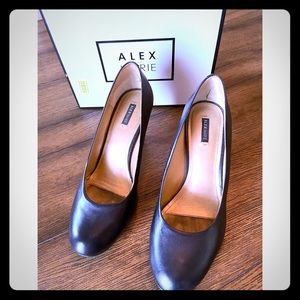 EUC - LOOK NEW! Alex Marie SERENA421 Marine Navy Leather Pumps